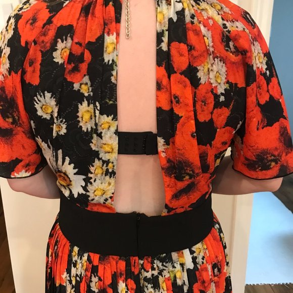 Lightweight pleated dress with Open-back - Picture 5 of 11